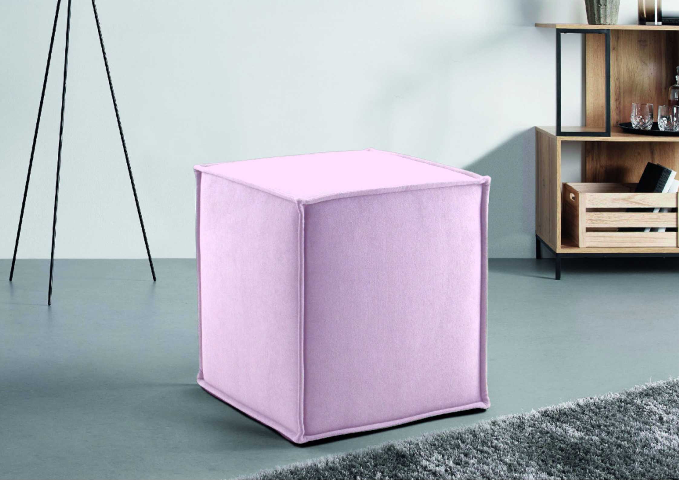 Różowa pufa z przeszyciami